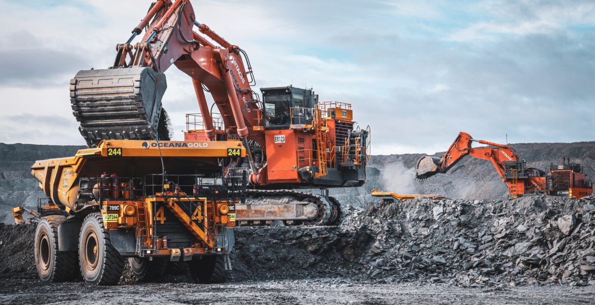 OceanaGold Macraes Mine with 2x Hitachi EX3600 loading 2x CAT 789C