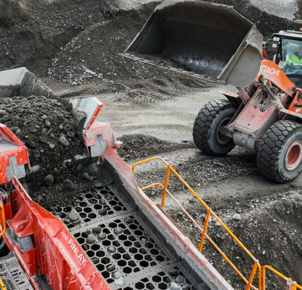 Hitachi Loader feeding a Terex Finlay 883+ Scalping Screen using West-Trak wear parts